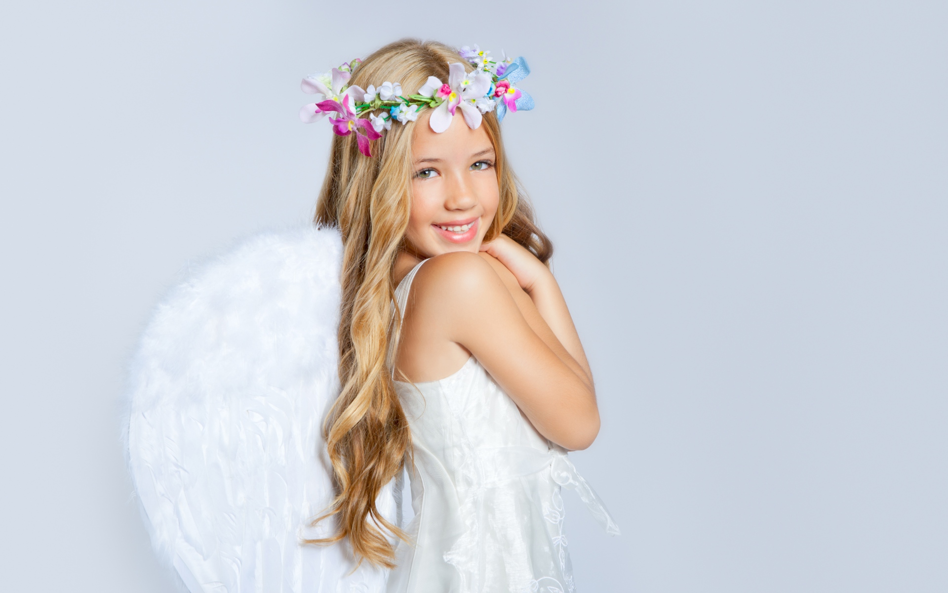 Ангельская красота молоденькой девочки завораживает