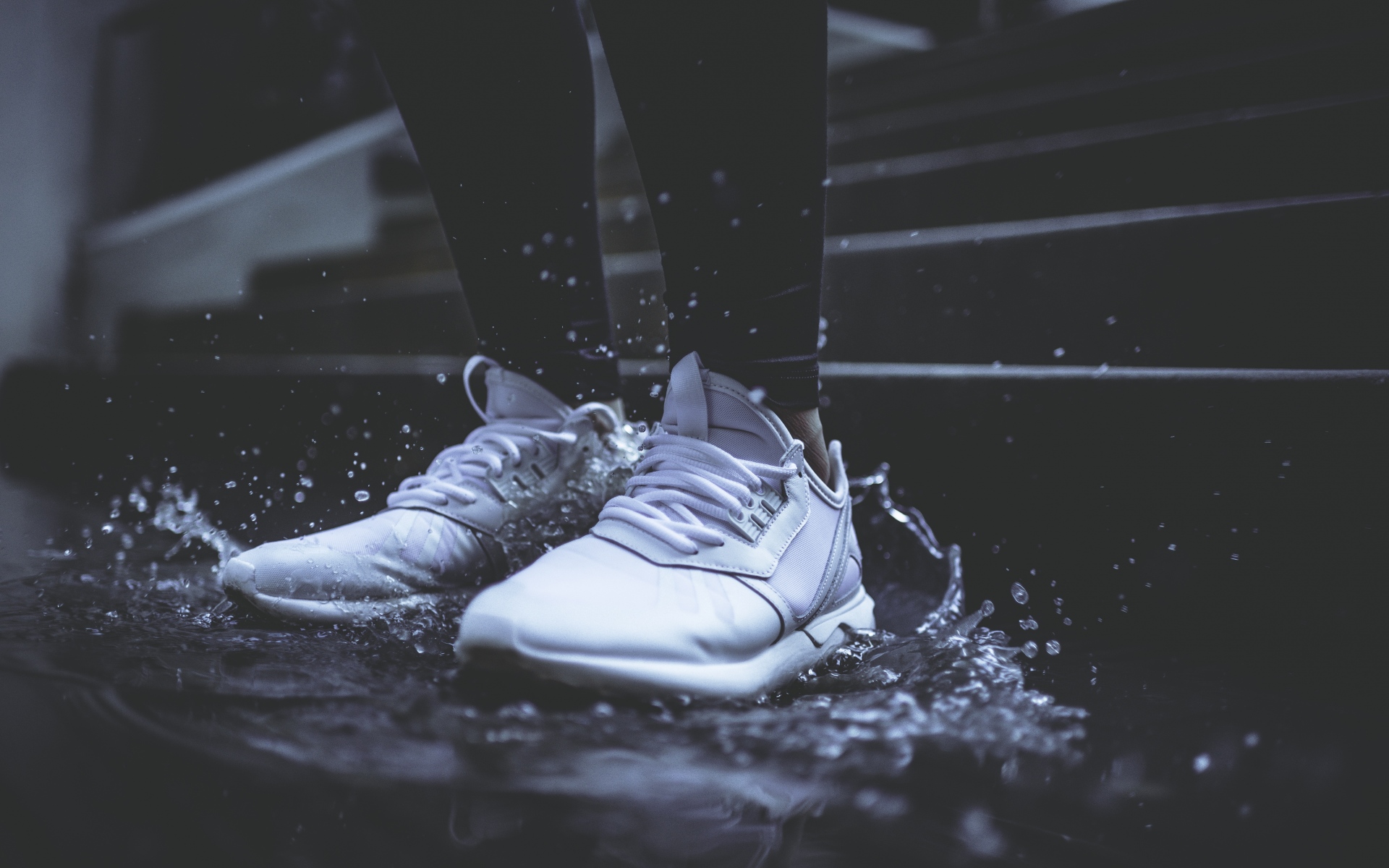 Картинки Кроссовки, ноги, вода, спрей фото и обои на рабочий стол