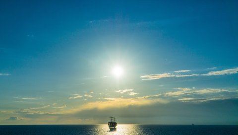 Корабль, море, горизонт, облака