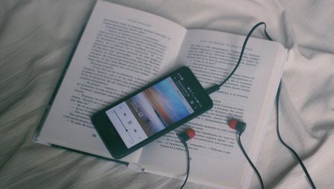 Телефон, наушники, книга