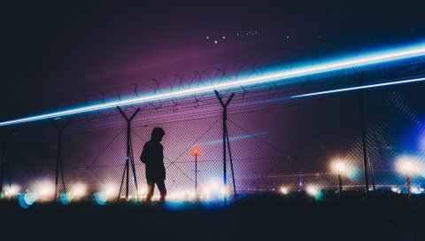 Человек, силуэт, колючая проволока, ночь