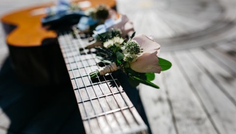 Гитара, букет, цветы