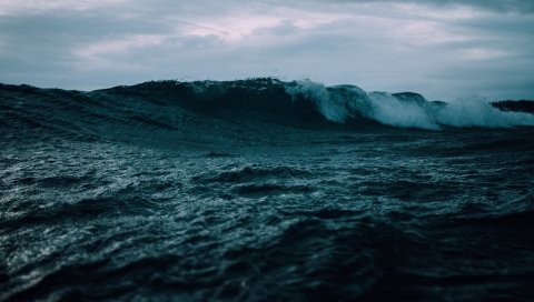 Море, волны, прибоя, облачно