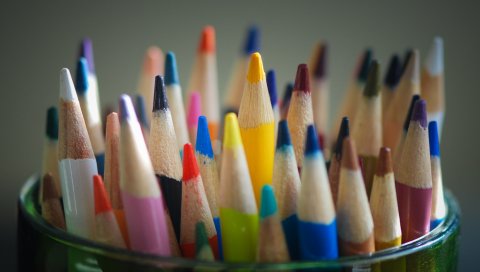 Цветные карандаши, заостренные, установленные