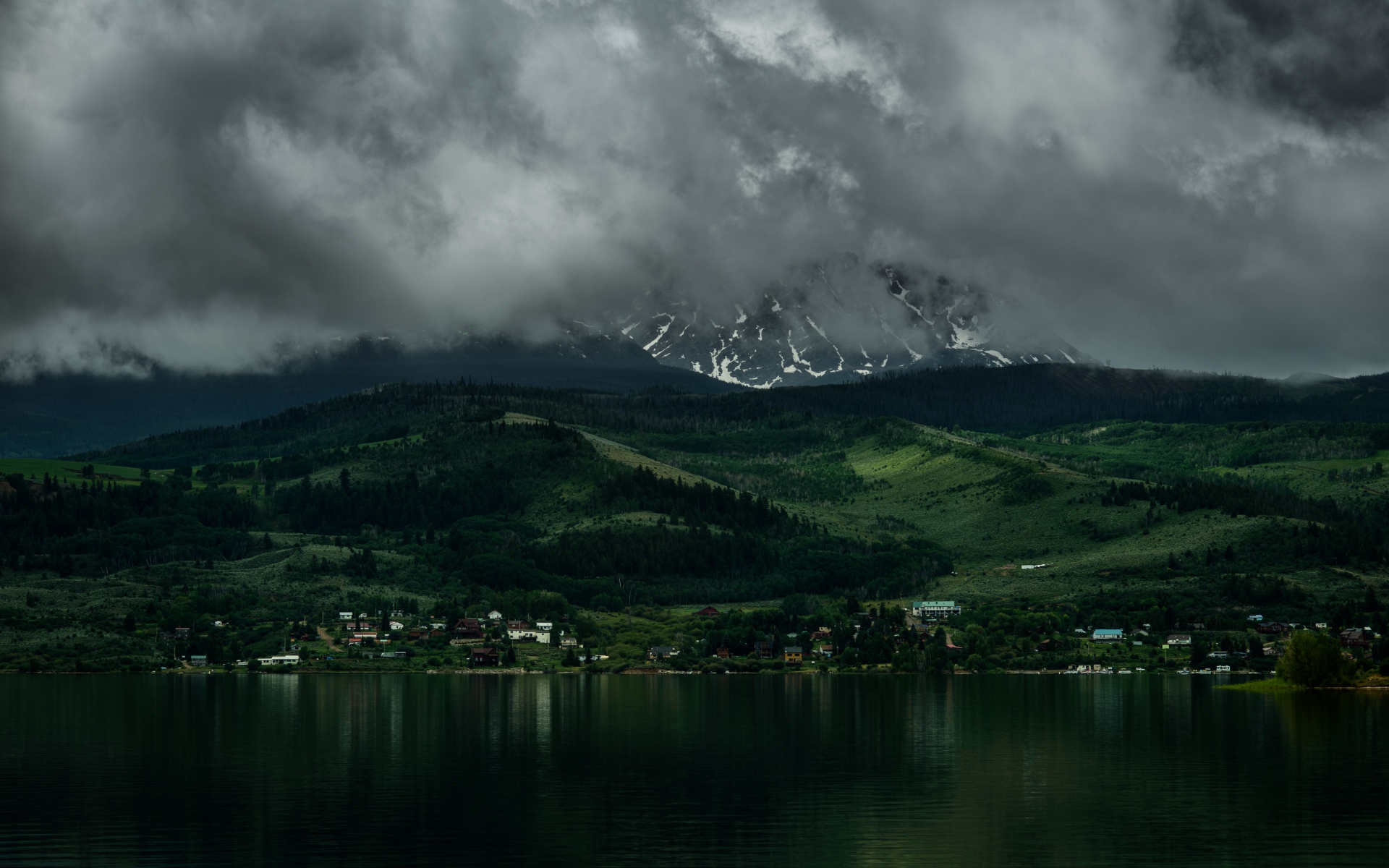 Картинки Побережье, горы, здания, туман фото и обои на рабочий стол