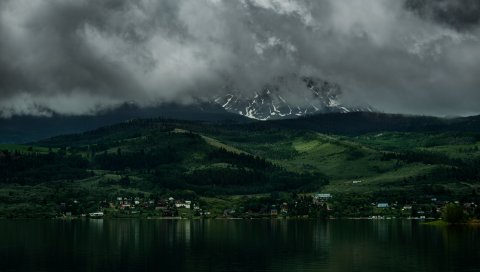 Побережье, горы, здания, туман