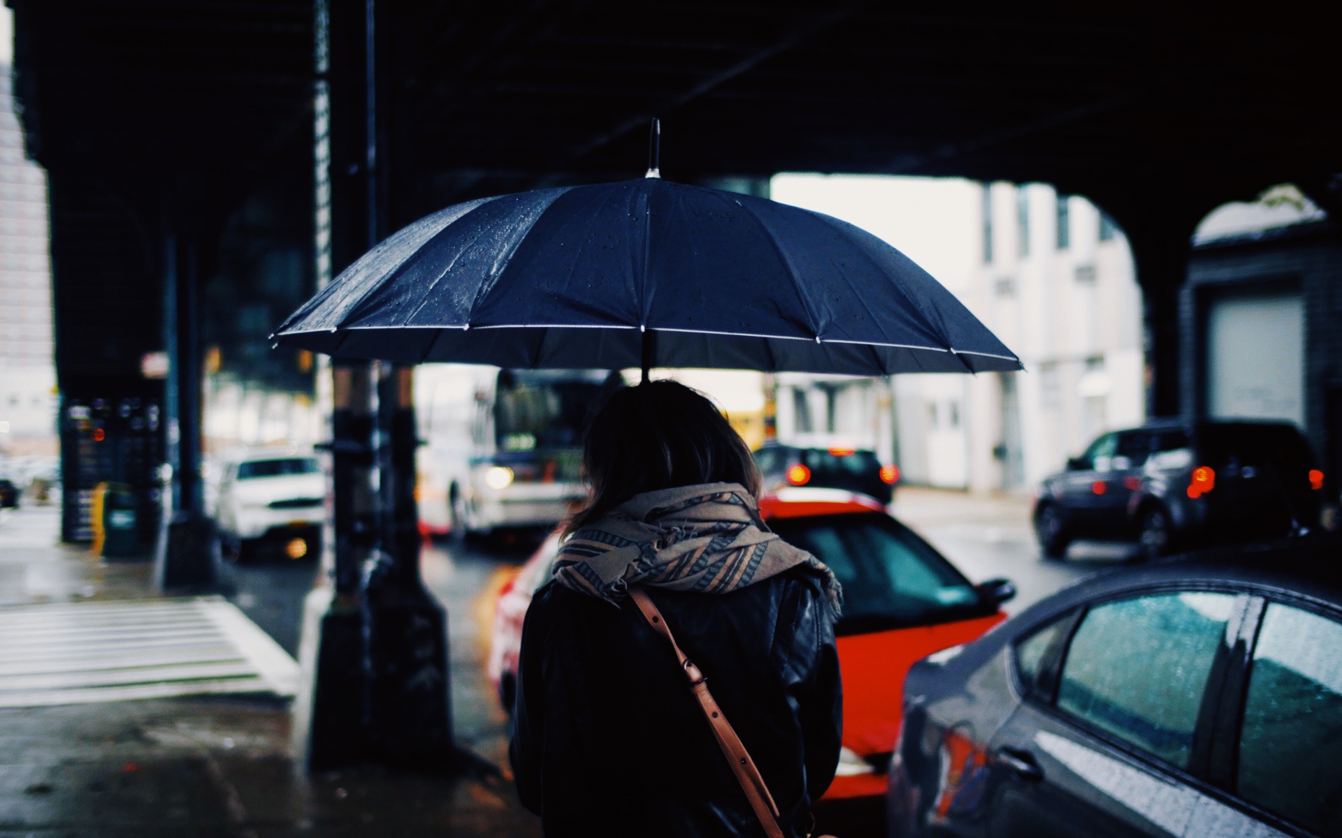 Картинки Девушка, зонтик, дождь, город, пасмурно фото и обои на рабочий стол