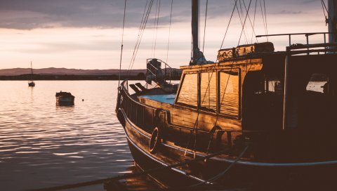 Парусник, закат, море