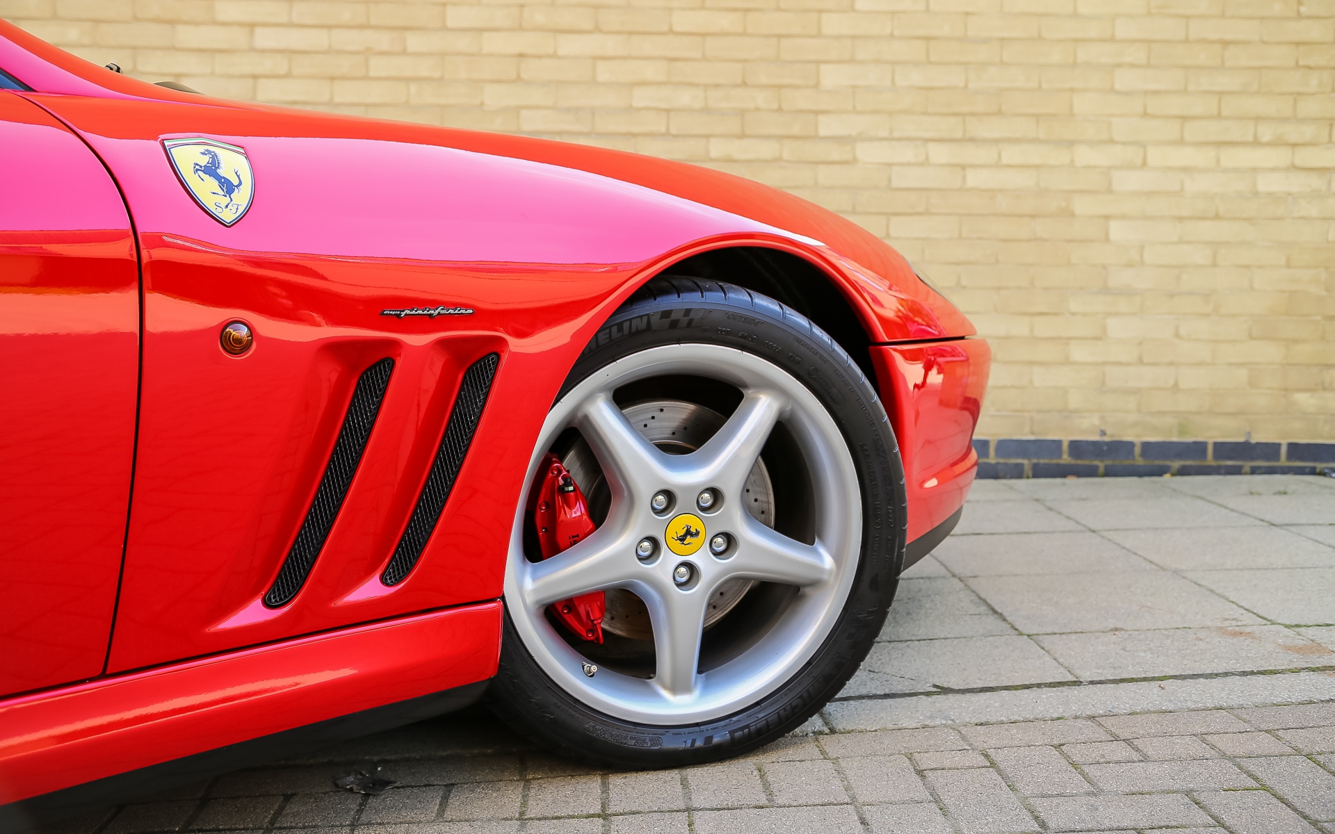 Картинки Ferrari, колесо, шина, вид сбоку фото и обои на рабочий стол