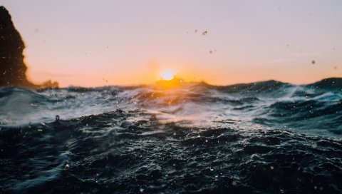 Море, волны, солнечный свет