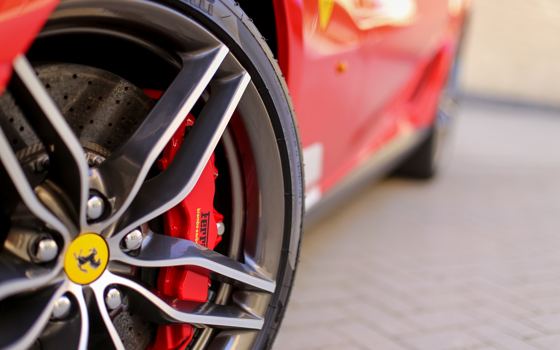 Картинки Ferrari, шина, колесо, логотип фото и обои на рабочий стол