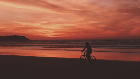 Велосипедист, море, берег, закат