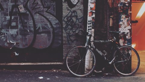 Велосипед, двор, граффити