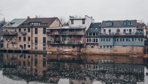 Здания, река, отражение
