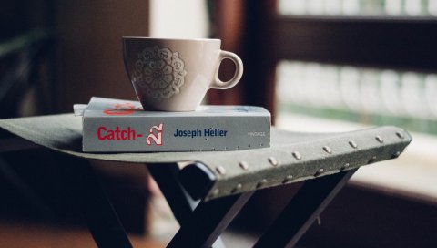 Чашка, книга, стул, винтаж
