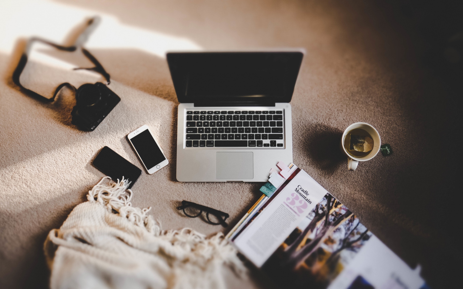 Картинки Ноутбук, macbook, iphone, apple, журнал, очки фото и обои на рабочий стол
