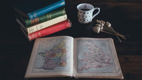 Карта, книга, мак, чашка