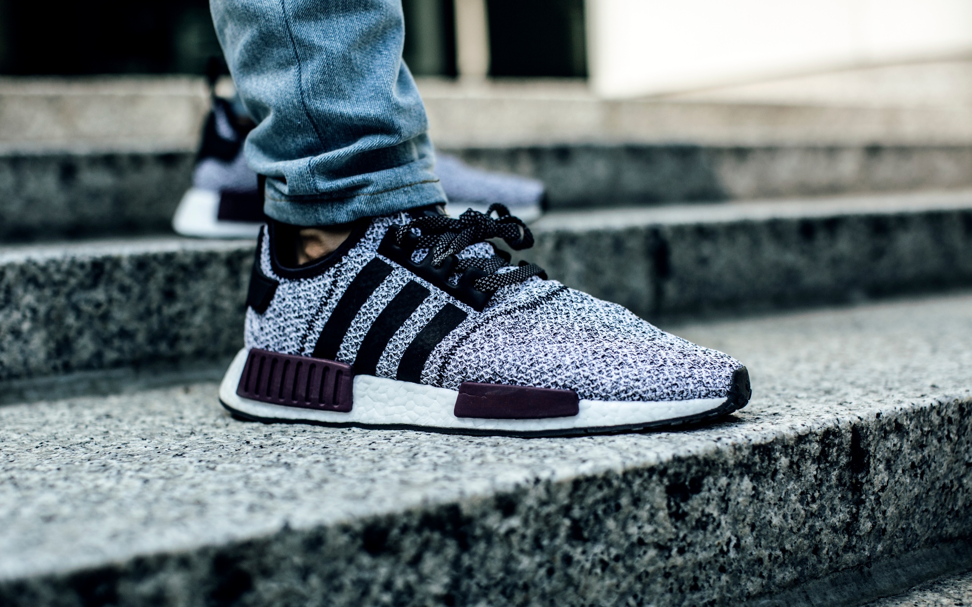 Картинки Adidas, кроссовки, обувь, джинсы, ноги, лестницы фото и обои на рабочий стол