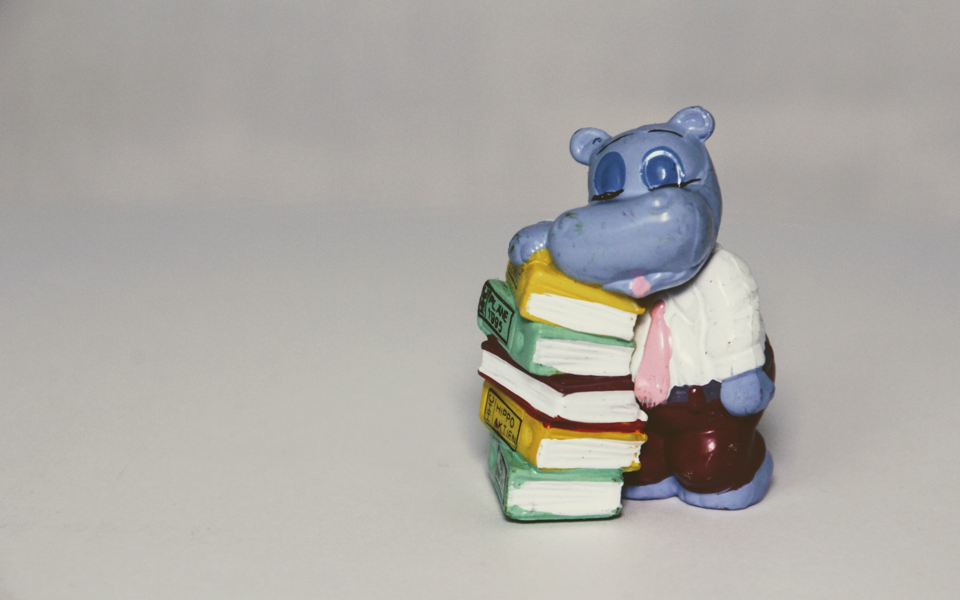 Картинки Бегемот, игрушка, книга фото и обои на рабочий стол