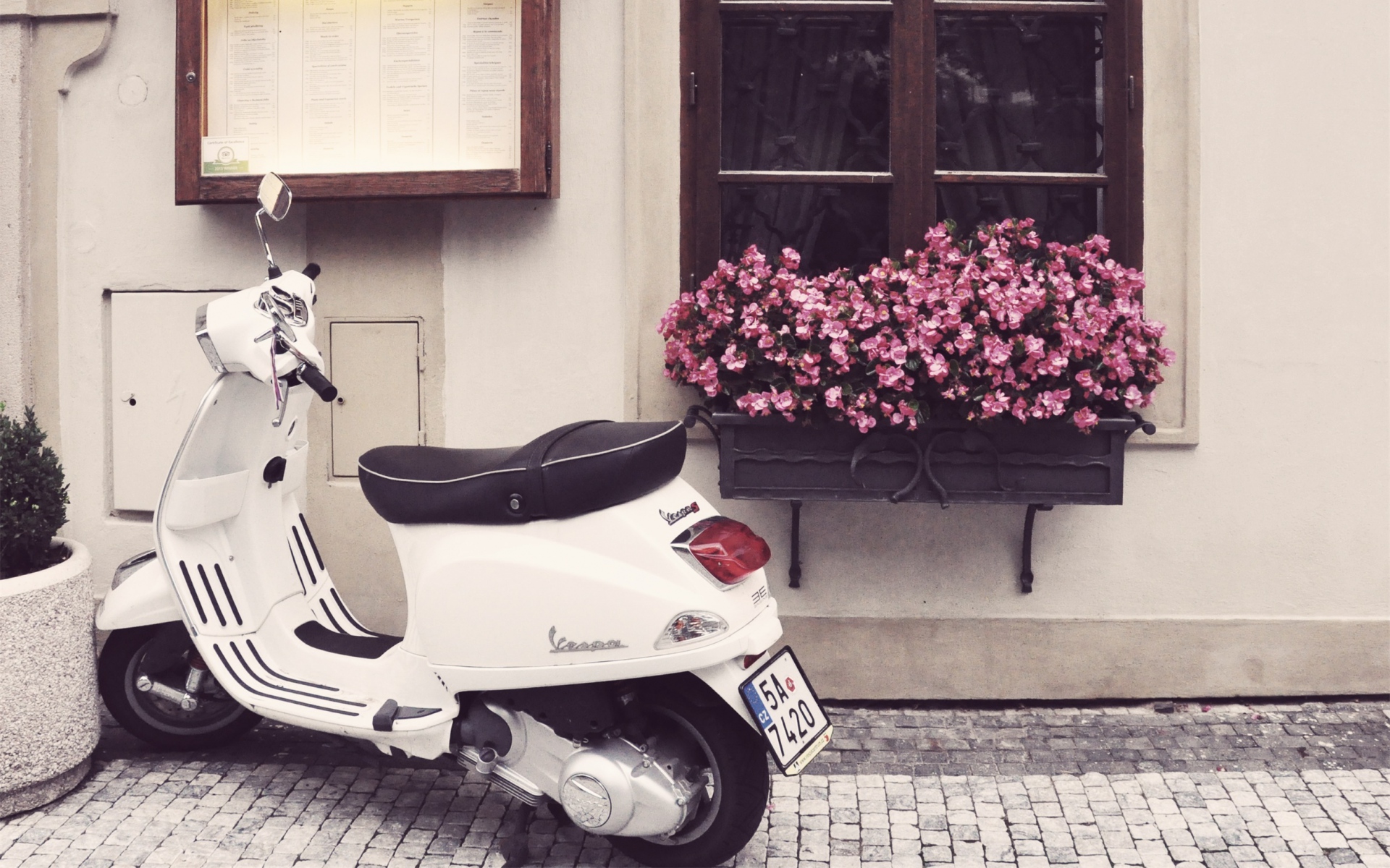 Картинки Vespa, скутер, мопед, цветы фото и обои на рабочий стол
