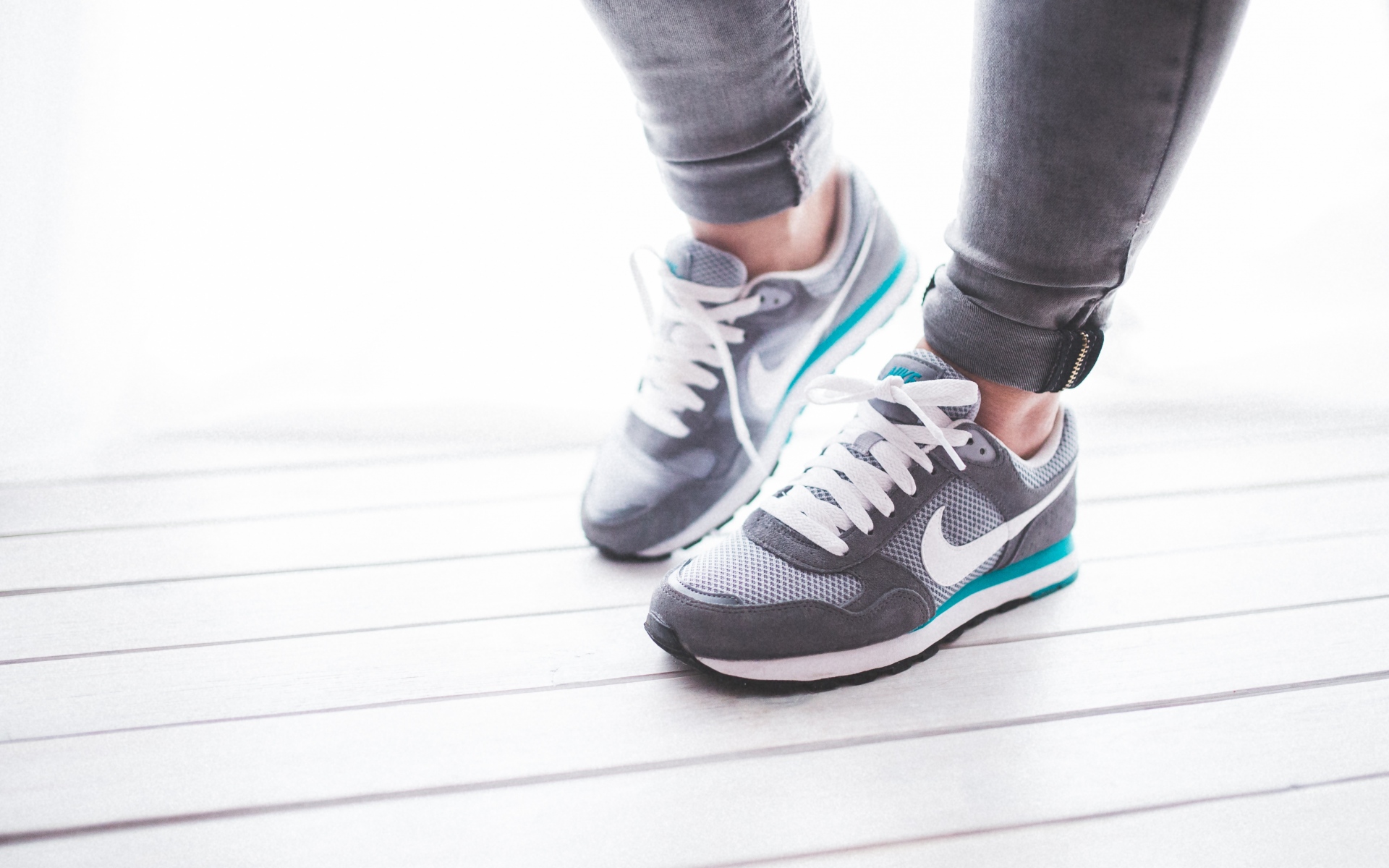 Картинки Nike, кроссовки, обувь, ноги фото и обои на рабочий стол
