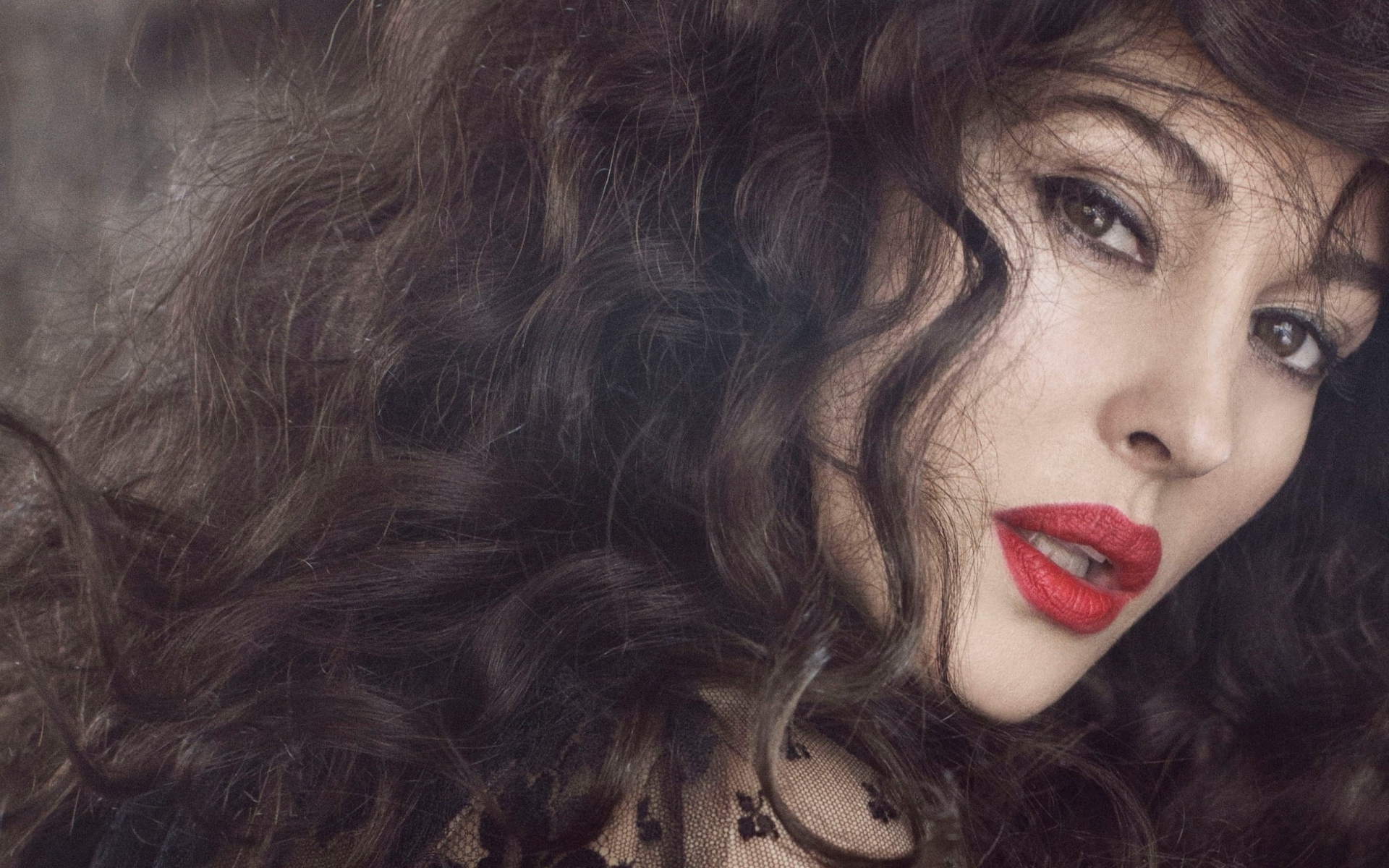 Картинки Monica bellucci, брюнетка, макияж, кудри фото и обои на рабочий стол