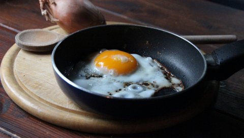 Жареные яйца, лук, кастрюля, разделочная доска