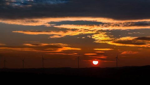 Ветряные мельницы, закат, небо
