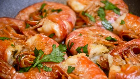 Креветки, вкусные, жареные, зелень