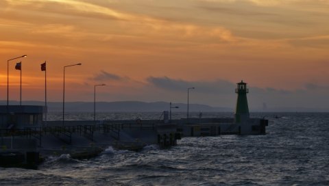Пирс, маяк, море, волны, закат