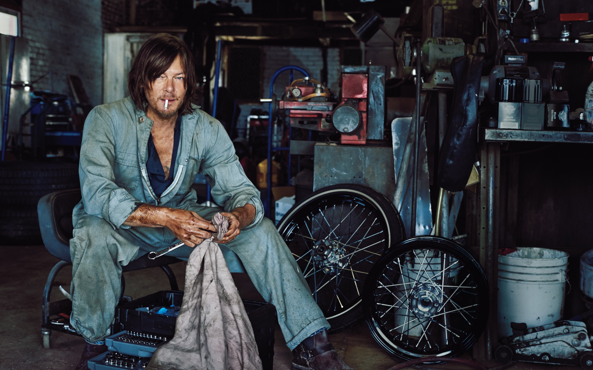 Картинки Norman reedus, актер, гараж, ремонт, комбинезоны, фотосессия фото и обои на рабочий стол