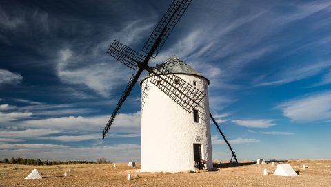 Ветряная мельница, поле, небо