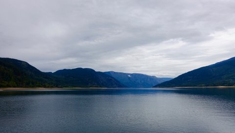 Горы, озеро, небо, облака