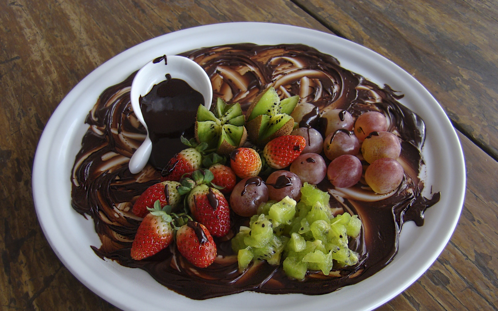 Картинки Шоколад, клубника, киви, виноград, блюдо, десерт фото и обои на рабочий стол
