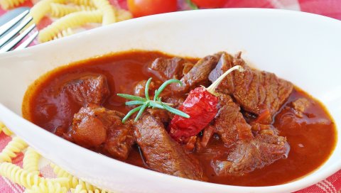 Гуляш, мясо, говядина, соус, макароны