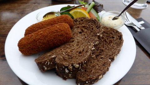 котлета, хлеб, апельсины, соус