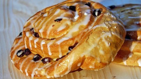 Булочка, изюм, глазурь, печенье
