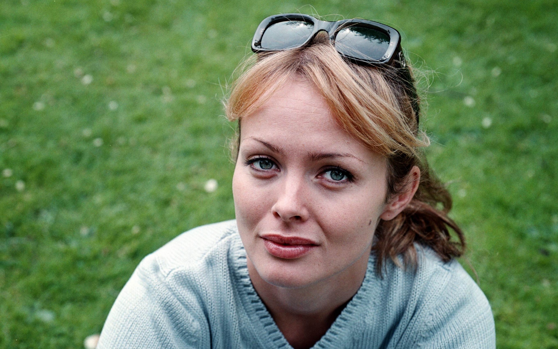 Картинки Izabella scorupco, лицо, блондинка, очки фото и обои на рабочий стол