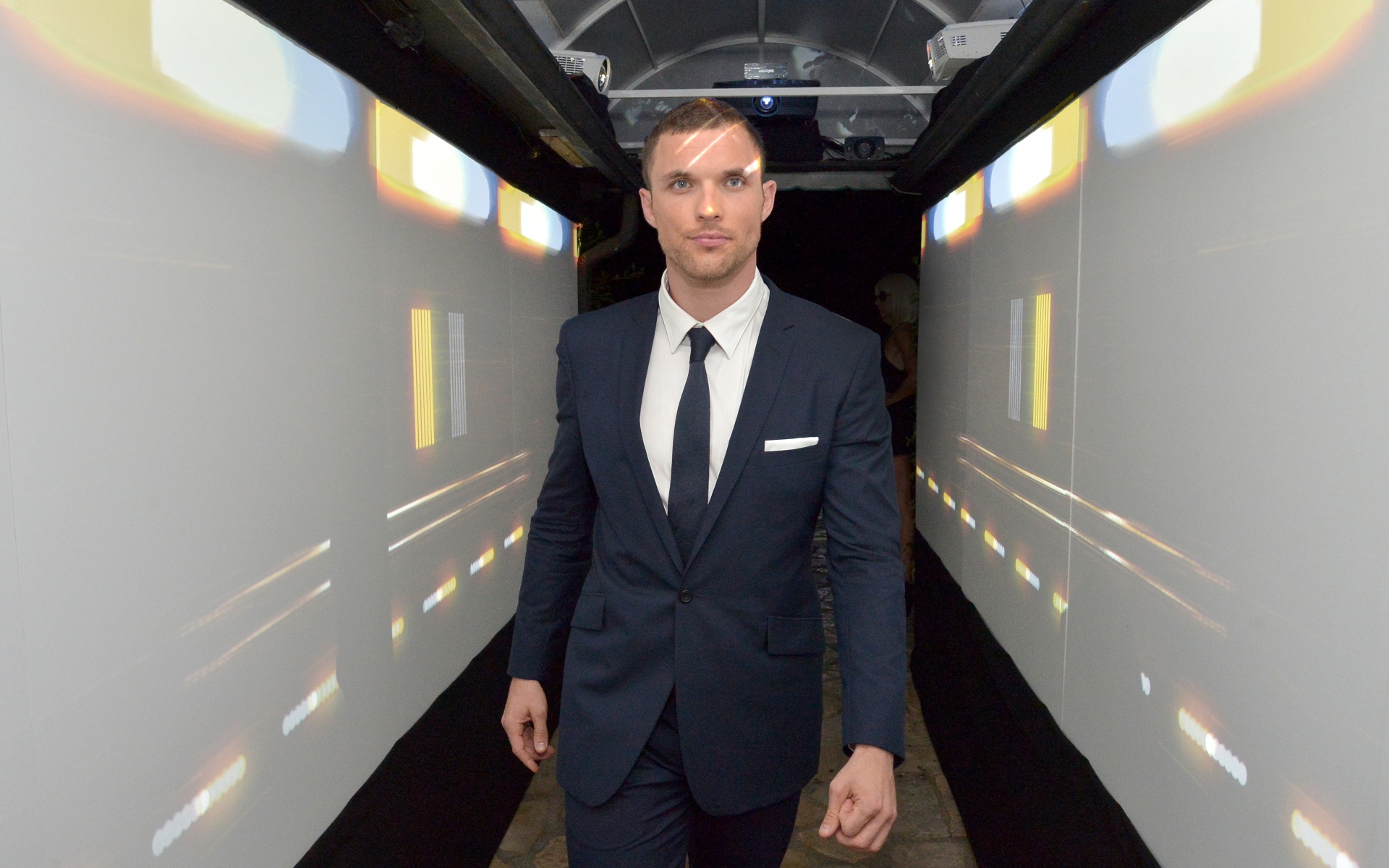 Картинки Ed skrein, актер, костюм фото и обои на рабочий стол