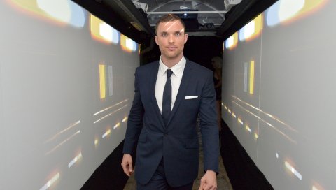 Ed skrein, актер, костюм