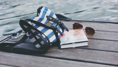 Сумочка, солнцезащитные очки, книга, река