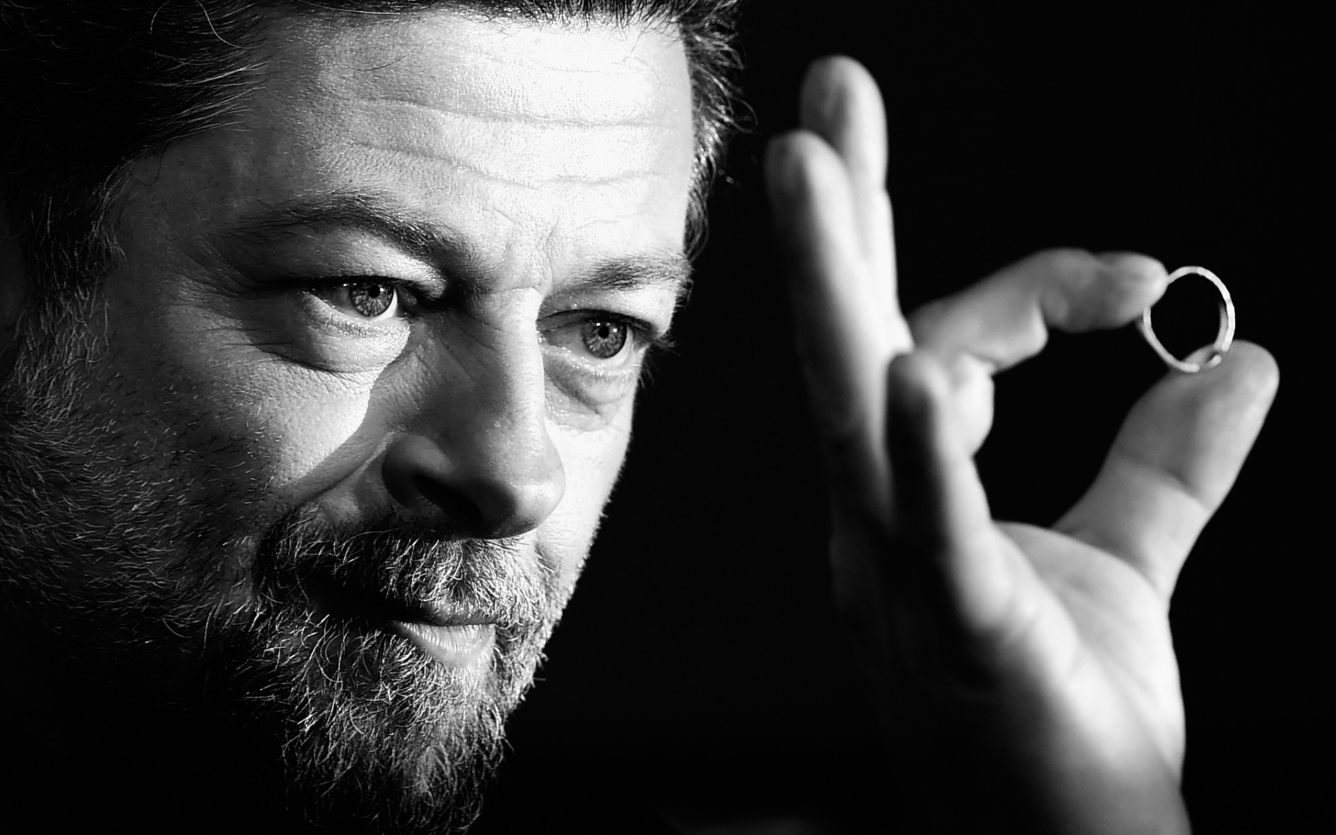 Картинки Andy serkis, актер, лицо, кольцо, борода, bw фото и обои на рабочий стол