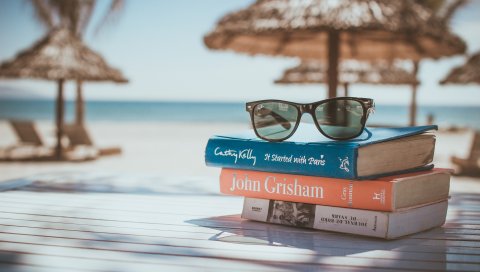 Солнцезащитные очки, книги, пляж, солнце