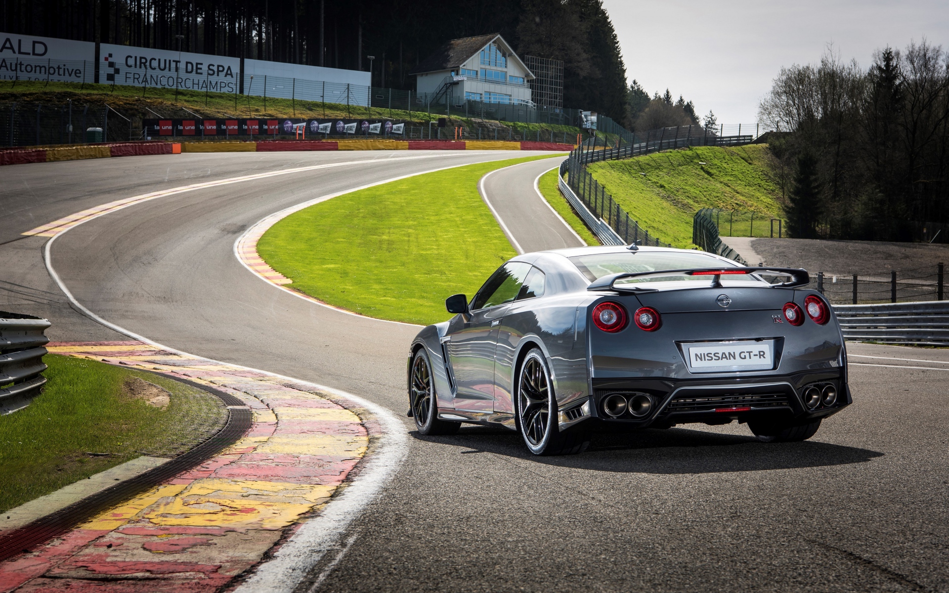 Картинки Nissan, gt-r, вид сзади фото и обои на рабочий стол