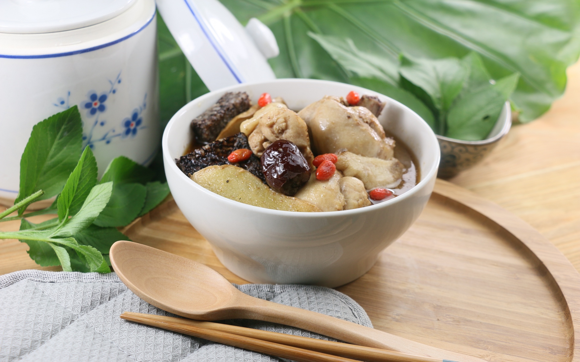 Картинки Суп, свинина, мясо, сухофрукты, обед фото и обои на рабочий стол