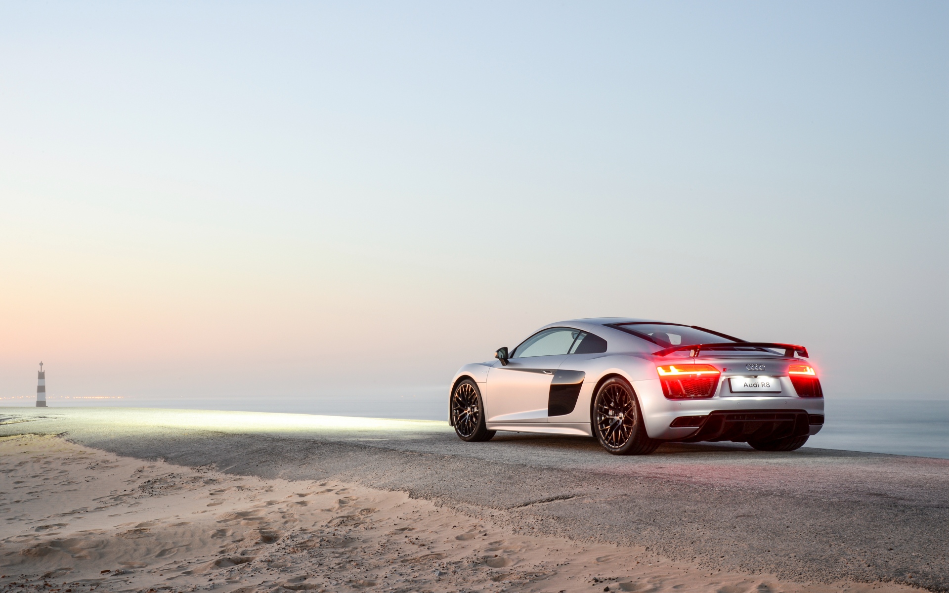 Картинки Audi, r8, вид сзади, дорога фото и обои на рабочий стол