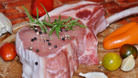 Мясо, овощи, розмарин, перец