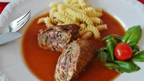 Мясная рулетка, макароны, овощи, соус