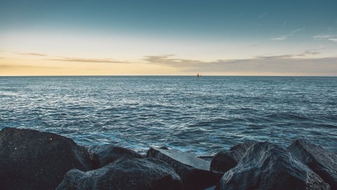 Море, камни, лодка, горизонт