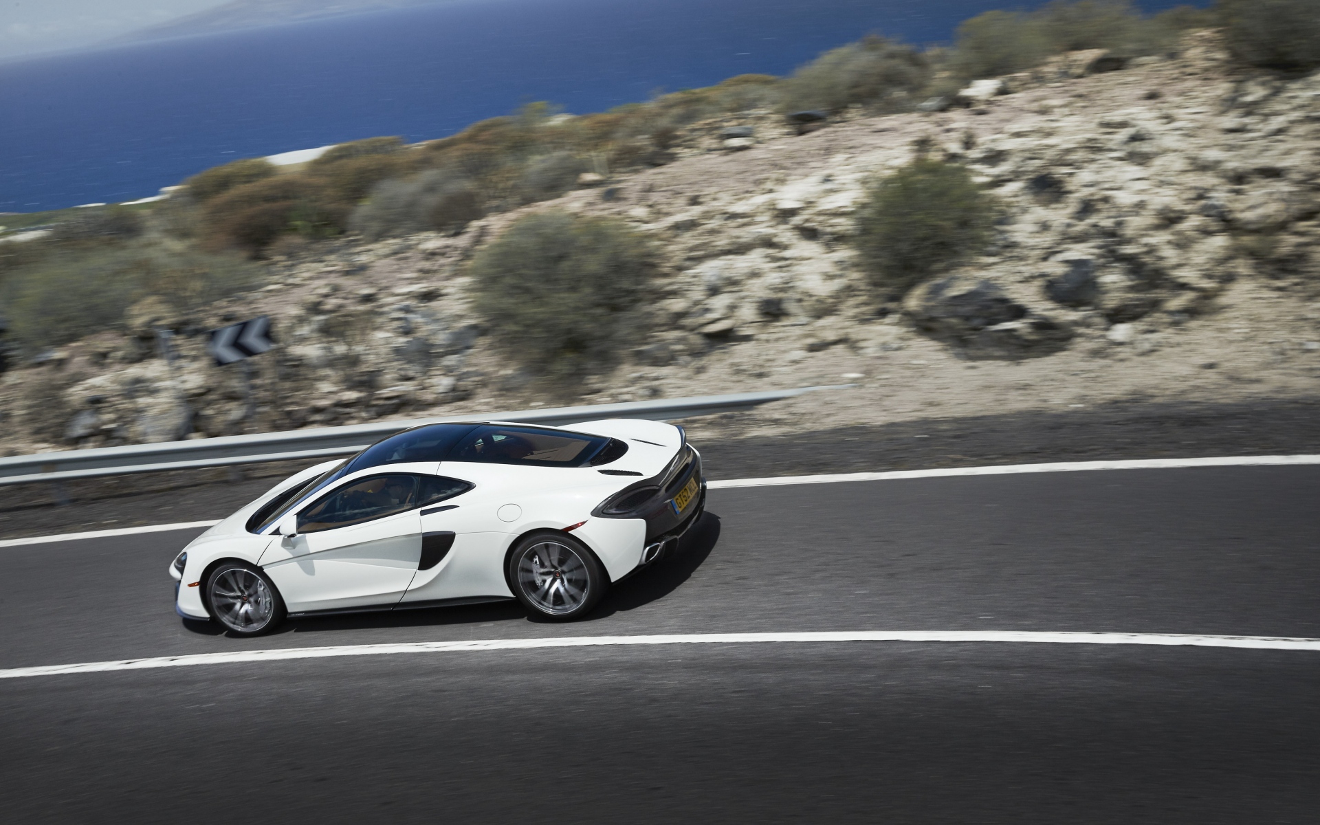 Картинки Mclaren, 570gt, белый, автомобиль, движение фото и обои на рабочий стол